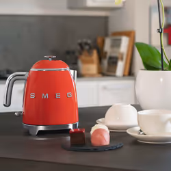 Smeg Mini Bollitore 50's Style – Rosso LUCIDO – KLF05RDEU - Vista aggiuntiva 6