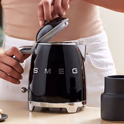 Smeg Mini Bollitore 50's Style – Nero LUCIDO – KLF05BLEU - Vista aggiuntiva 7