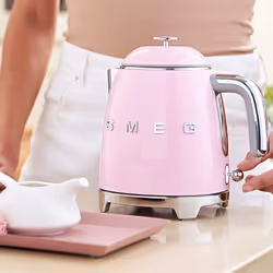 Smeg Mini Bollitore 50's Style – Rosa LUCIDO – KLF05PKEU - Vista aggiuntiva 6