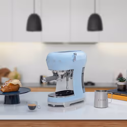 Smeg Macchina da Caffè Espresso Manuale 50's Style – Azzurro LUCIDO – ECF02PBEU - Vista aggiuntiva 6