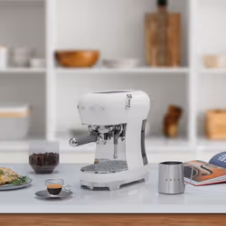 Smeg ECF02WHEU macchina per caffè Manuale Macchina per espresso 1,1 L - Vista aggiuntiva 6