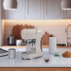 Smeg Macchina da Caffè Espresso Manuale 50's Style – Panna LUCIDO – ECF02CREU - Vista aggiuntiva 6