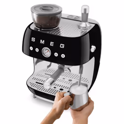 Smeg Macchina da Caffè Espresso Manuale con macinacaffè integrato 50's Style – Nero LUCIDO – EGF03BLEU - Vista aggiuntiva 5