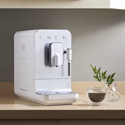 Smeg Macchina da Caffè Automatica lancia vapore Collezione Aesthetic – Bianco – BCC12WHMEU - Vista aggiuntiva 7