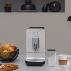 Smeg Macchina da Caffè Automatica con sistema latte Collezione Aesthetic – Nero – BCC13BLMEU - Vista aggiuntiva 6