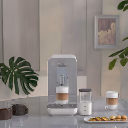 Smeg Macchina da Caffè Automatica con sistema latte Collezione Aesthetic – Bianco – BCC13WHMEU - Vista aggiuntiva 6