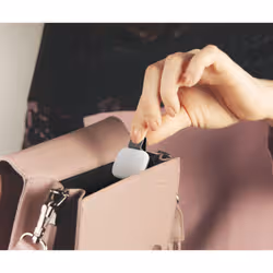 Cellularline SELFIE LIGHT CLIP Luce LED compatta con clip universale, ideale per selfie, video e call. Offre un’illuminazione uniforme e si applica facilmente a qualsiasi smartphone. Si ricarica via USB-C ed è sempre pronta all’uso. - Vista aggiuntiva 2