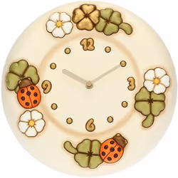 Questo orologio rotondo da parete è un portafortuna perché ha disegnato su di esso coccinelle e quadrifogli. Ha un diametro d ...