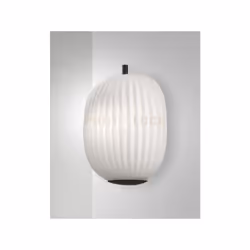 Applique a parete in metallo e vetro soffiato di colore nero compostom da 1 luce con attacco E27.