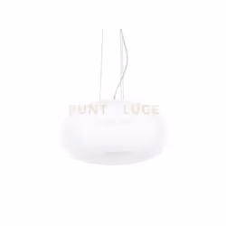 Lampada a sospensione con montatura in metallo verniciato bianco opaco e diffusore in vetro bianco soffiato e acidato. Sospen ...