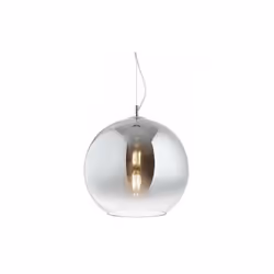Lampadario a sospensione con diffusore in vetro soffiato.
