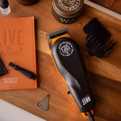 GA.MA GBS Absolute Zero: tagliacapelli professionale, Motore magnetico duraturo ad elevate prestazioni, lama in acciaio inossidabile Balding, ideale per tagli rasati precisi, 2 pettini guida da 1,5 a 4,5 mm, cavolo lungo 2,5 metri, anello appendi apparecchio, incluso kit di puliziaa - Vista aggiuntiva 4