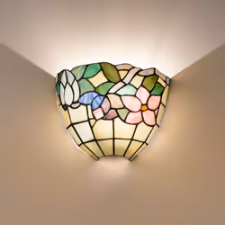 Collezione Tiffany ILLUMINA LA TUA CASA CON L'ELEGANZA DI TIFFANY! L'Applique Tiffany è un'eccellente combinazione di raffina ...
