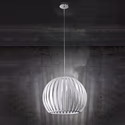 Collezione SLICE STRISCE FLUTTUANTI Sospensione in acrilico bianco, mentre la struttura sospesa in metallo verniciato cromo g ...