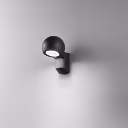 Collezione Helmet LA LAMPADA CHE ILLUMINA E PROTEGGE Applique da esterno caratterizzata da un design moderno ed essenziale, p ...