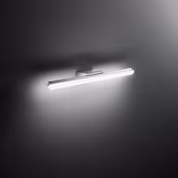 Collezione Bold LA LUCE CHE SI FA NOTARE Applique in metallo cromo lucido e acrilico, con un design moderno ed elegante, cara ...