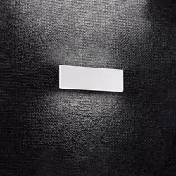 Collezione Plank LA LAMPADA CHE DIFFONDE LUCE CON ELEGANZA Applique realizzata in metallo verniciato bianco e diffusore in po ...