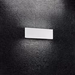 Collezione Plank LA LAMPADA CHE DIFFONDE LUCE CON ELEGANZA Applique realizzata in metallo verniciato bianco e diffusore in po ...