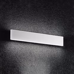 Collezione Plank LA LAMPADA CHE DIFFONDE LUCE CON ELEGANZA Applique realizzata in metallo verniciato bianco e diffusore in po ...