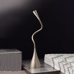 Collezione Snake LA LAMPADA CHE TI FA GIOCARE CON LA LUCE Lampada da tavolo realizzata con la struttura flessibibile in plast ...