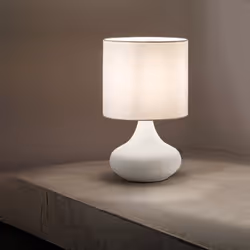 Collezione Paul LA LAMPADA CHE CREA ATMOSFERA Lampada da tavolo in metallo verniciato di colore bianco, presenta un paralume  ...