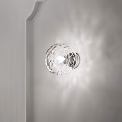 Collezione Skin LA LAMPADA CHE SI FONDE CON IL TUO AMBIENTE Applique moderna e sofisticata, struttura in cromo lucido per cre ...