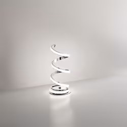 Collezione Nest LA LAMPADA CHE TI COCCOLA Lampada da scrivania realizzata in metallo verniciato cromo lucido, è caratterizzat ...