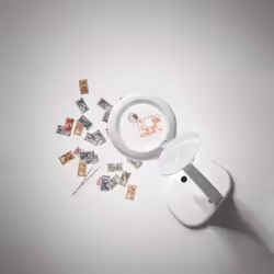 Collezione CLOSE IN CASO DI NECESSITÀ Lampada da tavolo in plastica colore bianco con lente con ingrandimento 3x e 12x per fa ...
