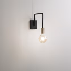 Collezione Vector LA LAMPADA CHE PUNTA AL TUO CONFORT Applique realizzata in metallo verniciato di colore nero e ha un design ...