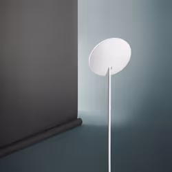 Collezione Ophelia LA LAMPADA CHE TI INCANTA Piantana realizzata in metallo verniciato bianco, ha una forma slanciata e una b ...