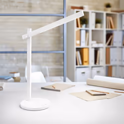 Collezione Ruler LA TUA LAMPADA PER IL LAVORO Lampada da tavolo con base e braccio in alluminio verniciato di colore bianco. ...