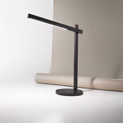 Collezione Ruler LA TUA LAMPADA PER IL LAVORO Lampada da tavolo con base e braccio in alluminio verniciato di colore nero. Gr ...