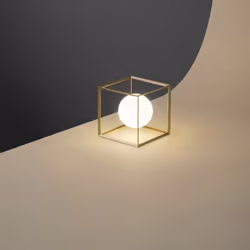 Collezione Cube LUCE GEOMETRICA Lampada da tavolo realizzata in metallo verniciato di colore oro, forma cubica e il design mo ...
