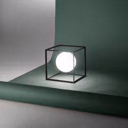 Collezione Cube LUCE GEOMETRICA Lampada da tavolo realizzata in metallo verniciato di colore nero, forma cubica e il design m ...