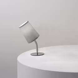 Collezione Mash LA LAMPADA CHE SI PIEGA ALLE TUE ESIGENZE Lampada da tavolo è realizzata in metallo verniciato di colore crom ...