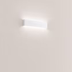 Collezione Way LA LAMPADA CHE TI INDICA LA STRADA Applique in metallo bianco, forma rettangolare con una sottile linea di luc ...