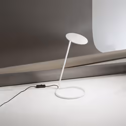 Collezione Miniarc LA LUCE CHE TI AVVOLGE Lampada da tavolo in metallo verniciato bianco, con un design moderno ed elegante. ...