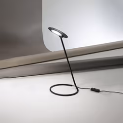 Collezione Miniarc LA LUCE CHE TI AVVOLGE Lampada da tavolo in metallo verniciato nero, con un design moderno ed elegante. La ...