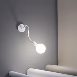 Collezione Bulbo LA LUCE FLESSIBILE L'applique orientabile in metallo bianco opaco e gomma bianca, a forma di bulbo allungata ...