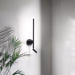 Collezione Ramon LA LAMPADA CHE NON TI DELUDE MAI Applique in metallo verniciato nero con un design elegante e moderno. La lu ...