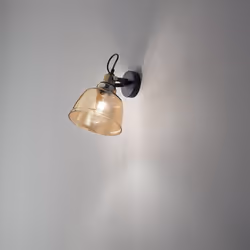 Collezione Vintage LA LAMPADA CHE TI RIPORTA INDIETRO NEL TEMPO Applique struttura in metallo e diffusore in vetro ambrato, d ...