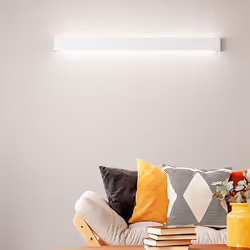 Collezione Way LA LAMPADA CHE TI INDICA LA STRADA Applique in metallo bianco, forma rettangolare con una sottile linea di luc ...