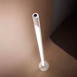Collezione Stick LA LAMPADA MINIMALE CHE SI ADATTA A TE Piantana realizzata in metallo verniciato di colore bianco, con una f ...