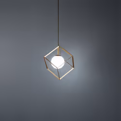 Collezione Cube LUCE GEOMETRICA Sospensione realizzata in metallo verniciato di colore oro, forma cubica e il design moderno  ...