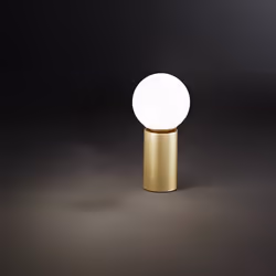 Collezione Birillo LA LUCE È ORO La lampada da tavolo in metallo con finitura oro spazzolato ha un design moderno ed elegante ...
