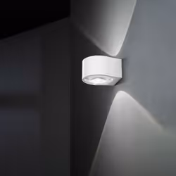 Collezione Vision LA LAMPADA CHE TI FA VEDERE OLTRE Applique elegante in alluminio verniciato di colore bianco, ideale per in ...