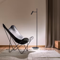 Collezione Gambo LA LAMPADA MINIMALISTA La piantana in metallo verniciato nero è un'elegante soluzione per l'illuminazione di ...