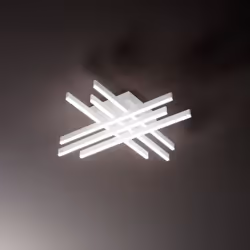 Collezione Laser LA LUCE CHE TAGLIA LO SPAZIO Plafoniera realizzata interamente in alluminio verniciato di colore bianco ed è ...