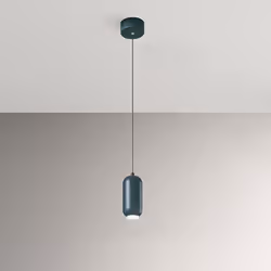 Collezione Bullet LA LUCE CHE COLPISCE NEL SEGNO Sospensione a LED in metallo color petrolio, con interni bianchi. Presenta u ...
