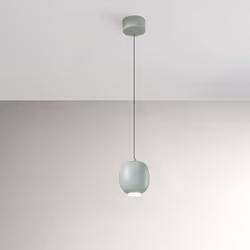 Collezione Bullet LA LUCE CHE COLPISCE NEL SEGNO Sospensione a LED a forma di goccia, in metallo salvia, con interni bianchi. ...